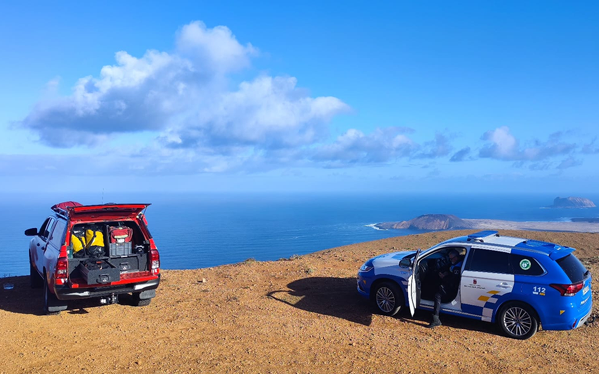 Policía Local y bomberos en el Risco de Famara