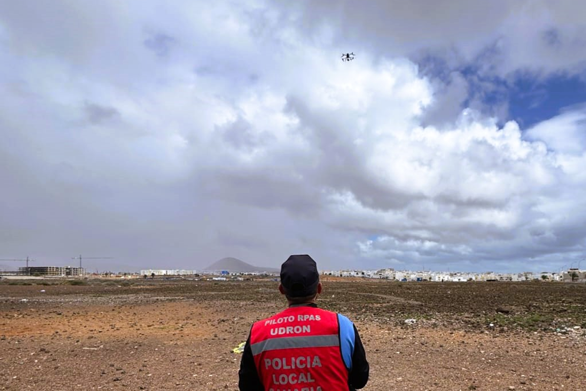 Agente de la Unidad de Drones de la Policía Local de Arrecife realizando un seguimiento con el dron