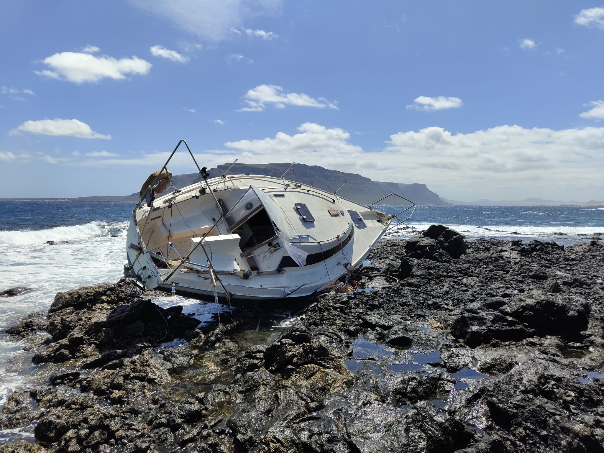 Velero encallado en la costa de La Graciosa.