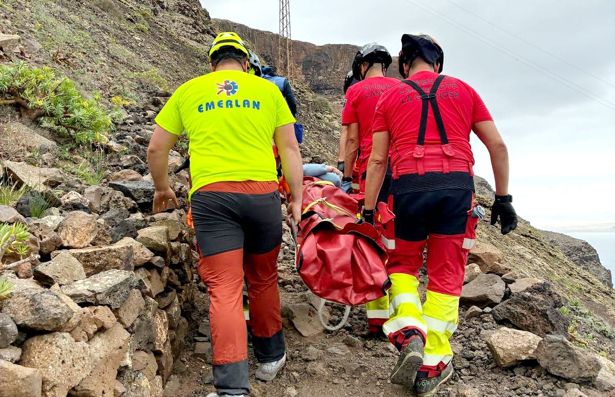 Rescate por parte de Emerlan y los bomberos en el Risco de Famara
