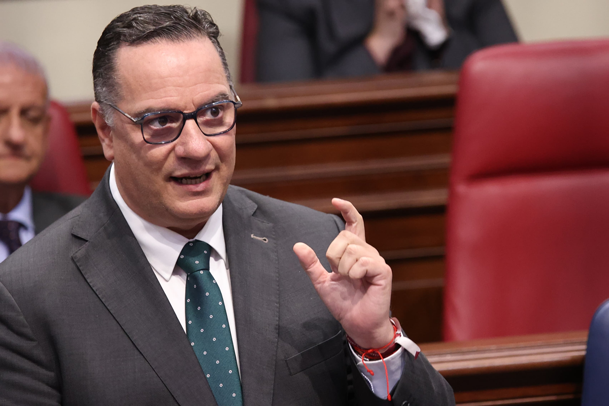 Poli Suárez, consejero de Educación, en el Parlamento