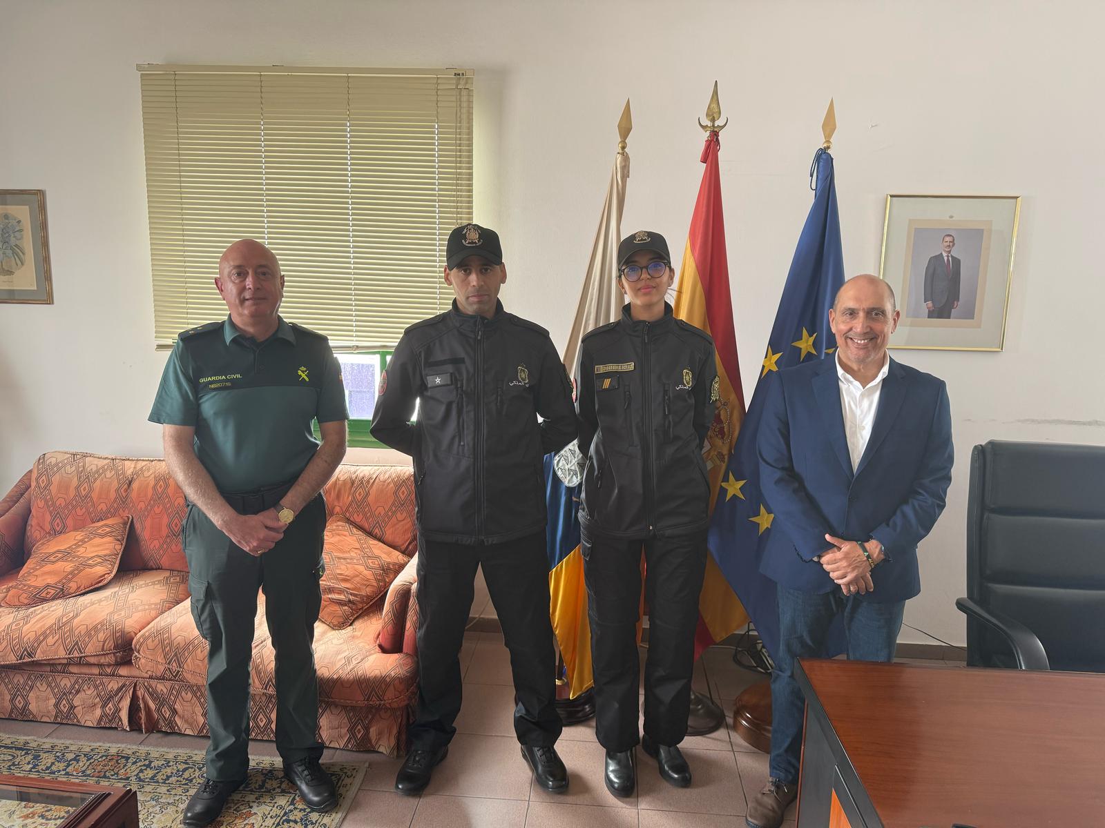 Guardias civiles y gendarmes marroquíes junto a Pedro Viera. Foto: Guardia Civil.