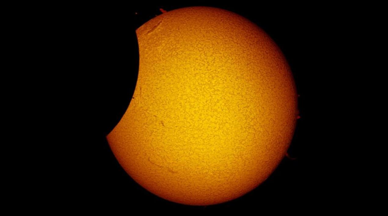 Imagen en Halpha del eclipse solar parcial del 20 de marzo de 2015. La imagen fue obtenida con uno de los telescopios del proyecto SolarLab del IAC, desde Granadilla (Tenerife), a las 09:00 (hora canaria) aproximadamente. Crédito: Daniel López / IAC.