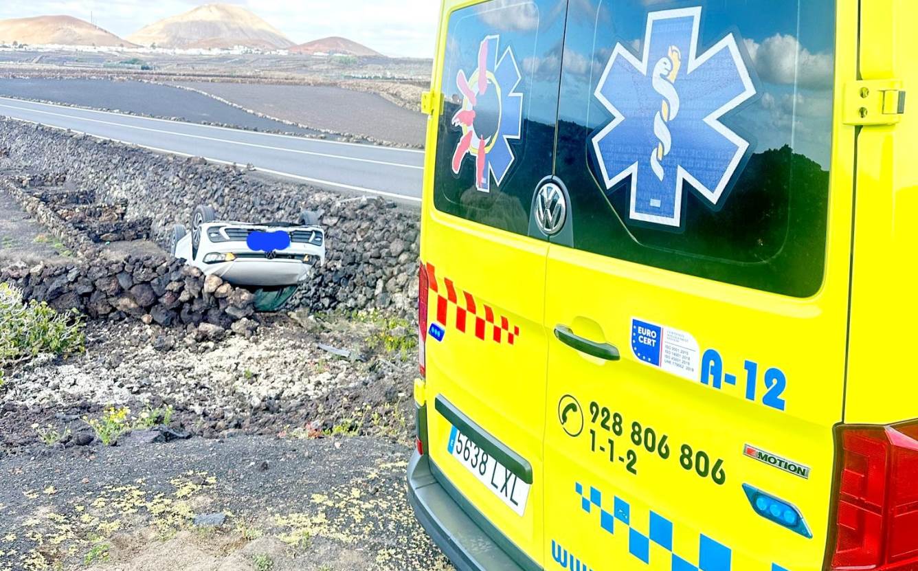 Herido tras salirse de la vía y volcar con su vehículo en la carretera de Timanfaya