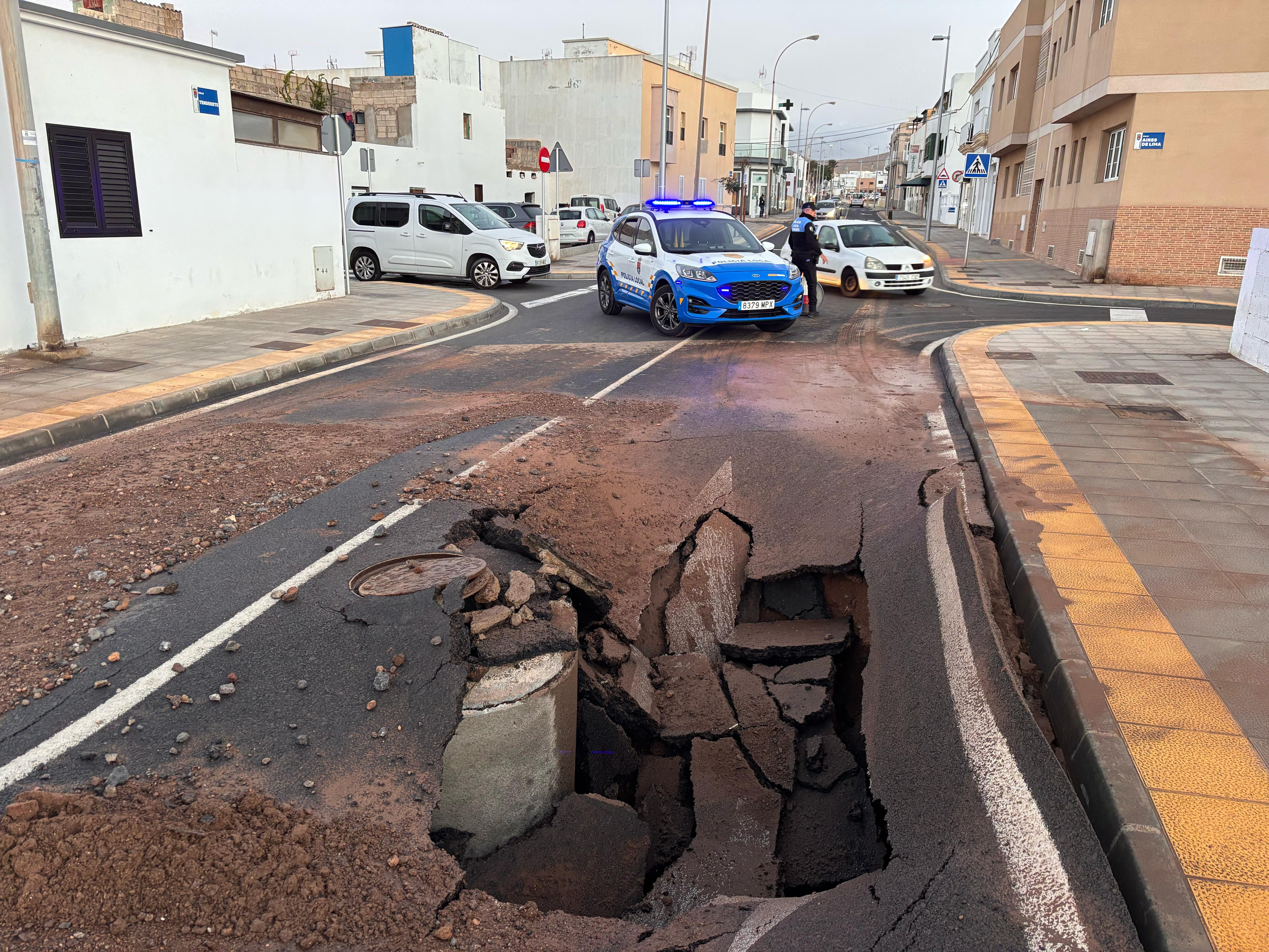 Desplome de esta vía en el barrio de Argana por la rotura de la red de saneamiento bajo la responsabilidad del Consorcio del Agua y  Canal Gestión