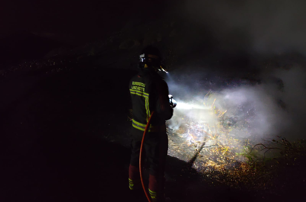Bombero sofoca el incendio