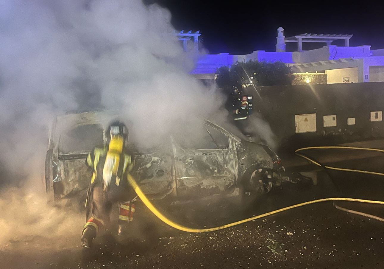 Incendio de vehículos en Playa Blanca