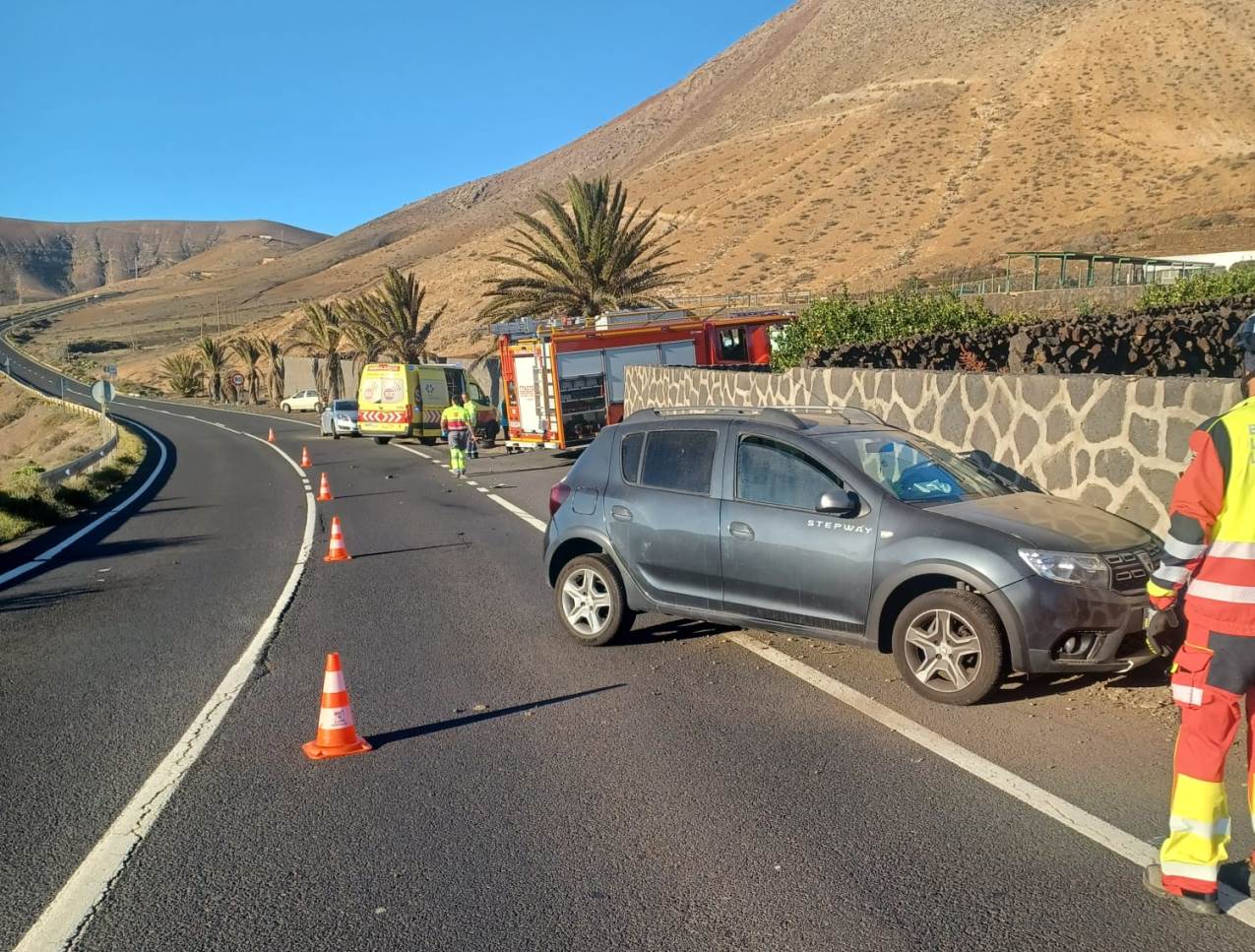 Dos vehículos colisionan en la rotonda de acceso a Uga