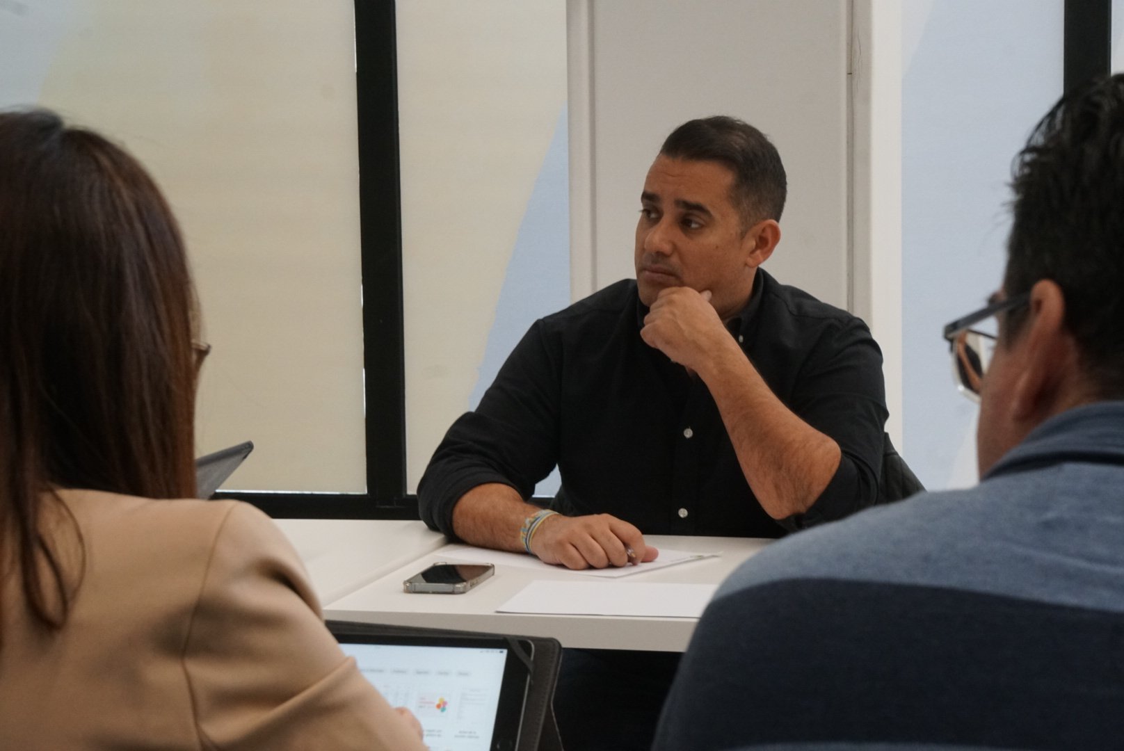 Yoné Caraballo durante una reunión.