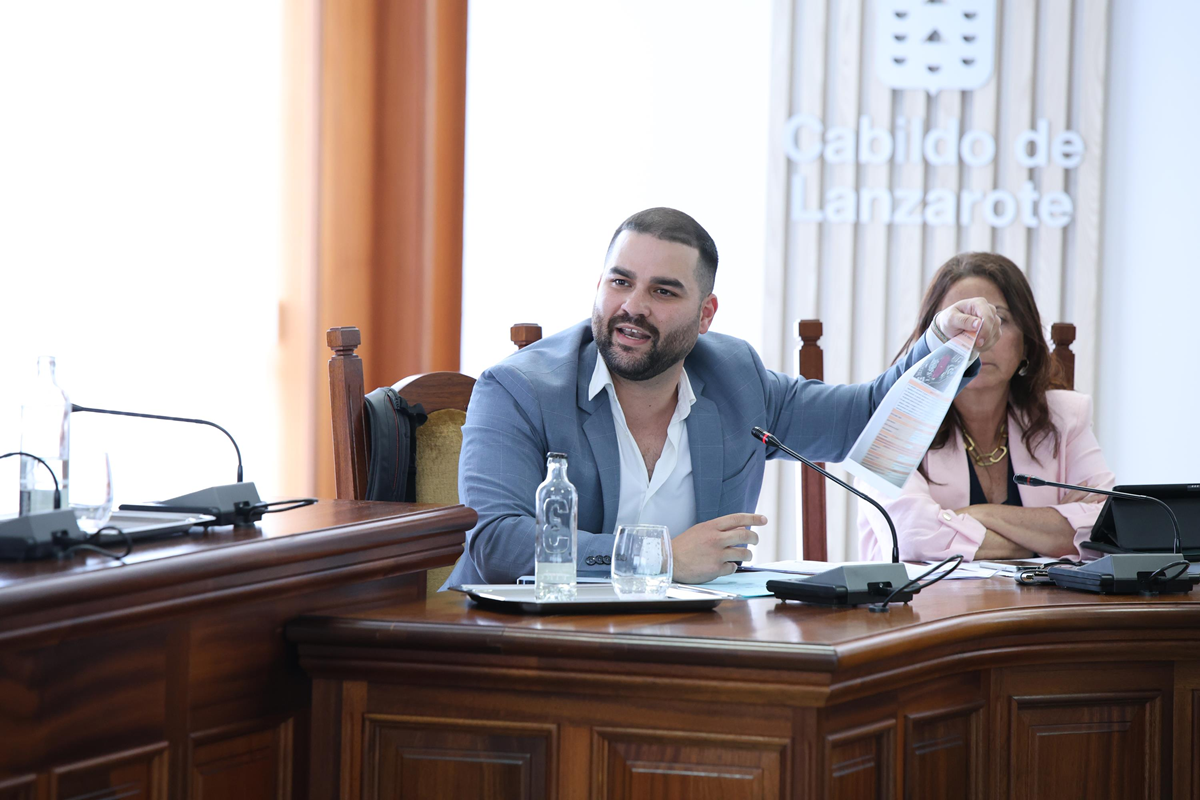 Jesús Machín en el pleno ordinario del Cabildo de Lanzarote