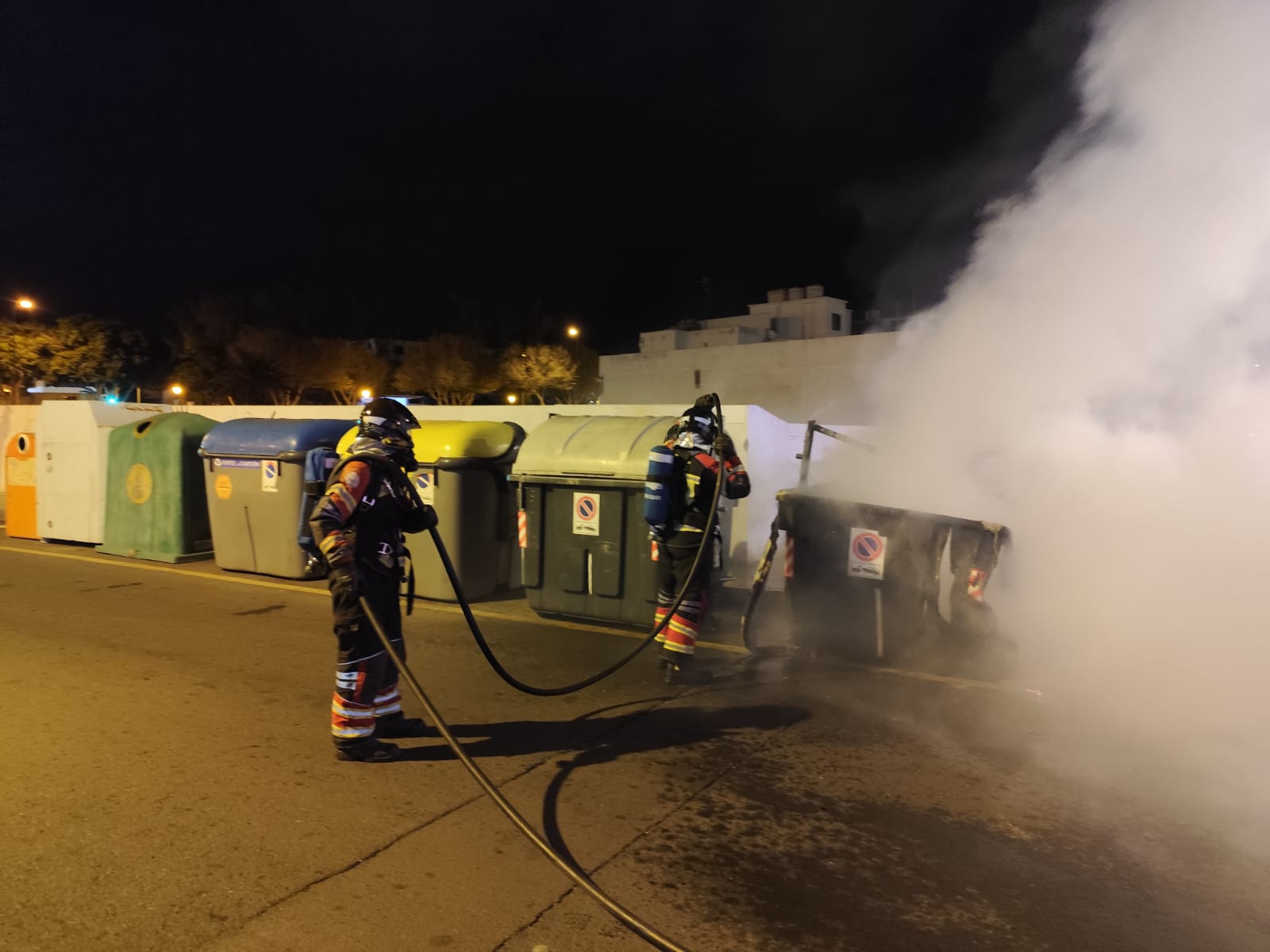 Un contenedor queda totalmente calcinado tras sufrir un incendio en Arrecife