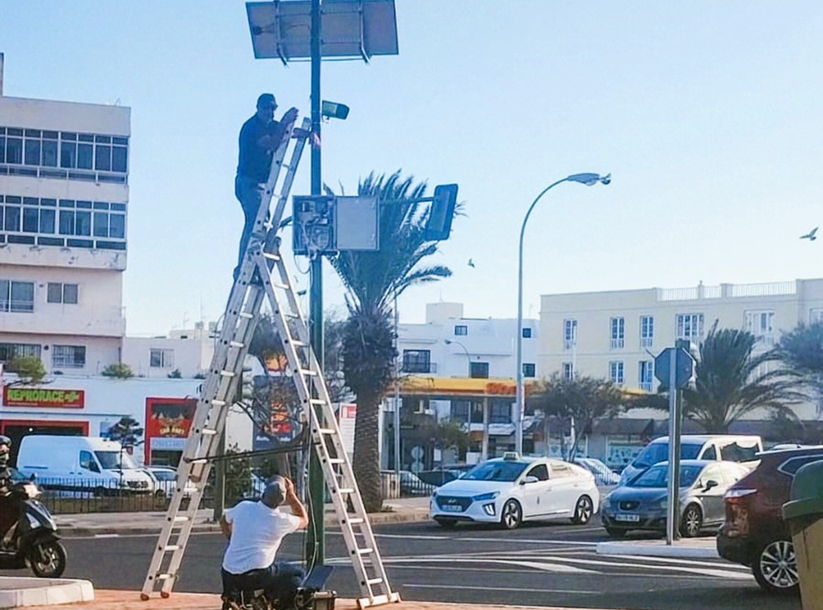Arrecife despliega un sistema foto-rojo para detectar a los conductores que se salten los semáforos en rojo