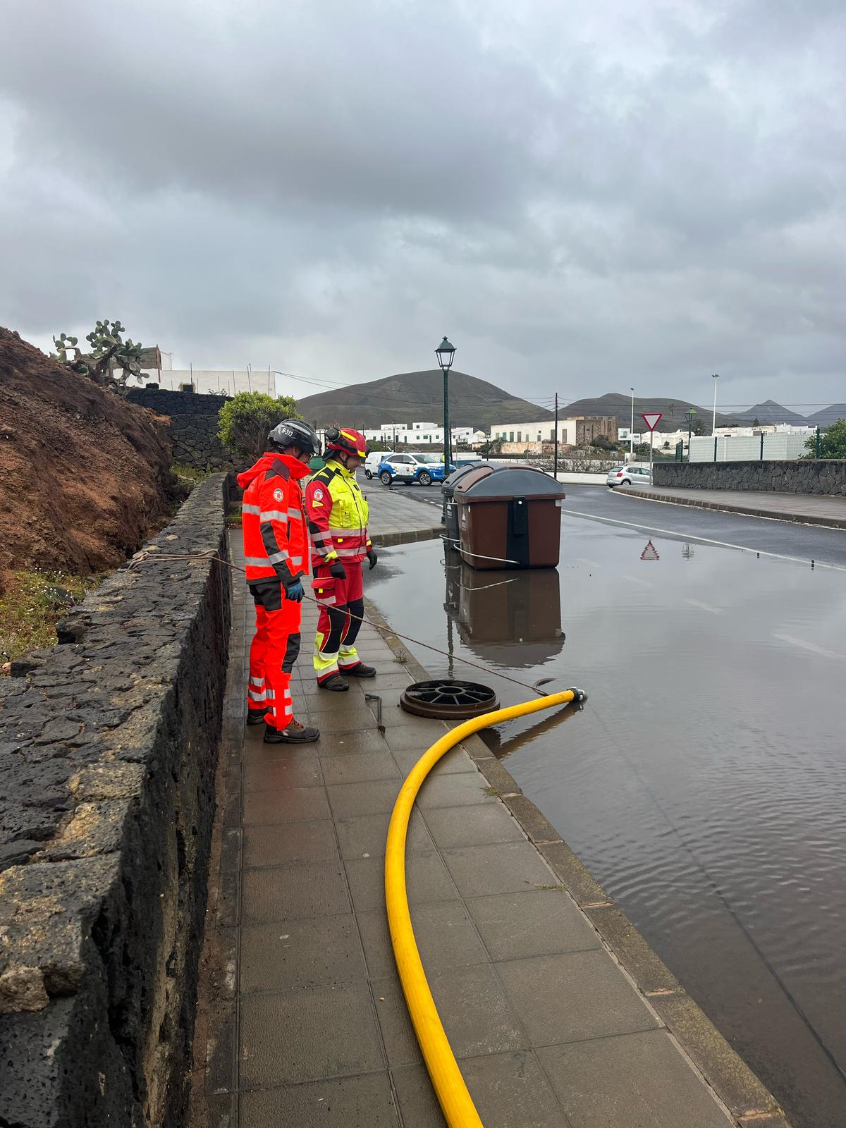 Bomberos achicando el agua en Tinajo tras la llegada de la lluvia.