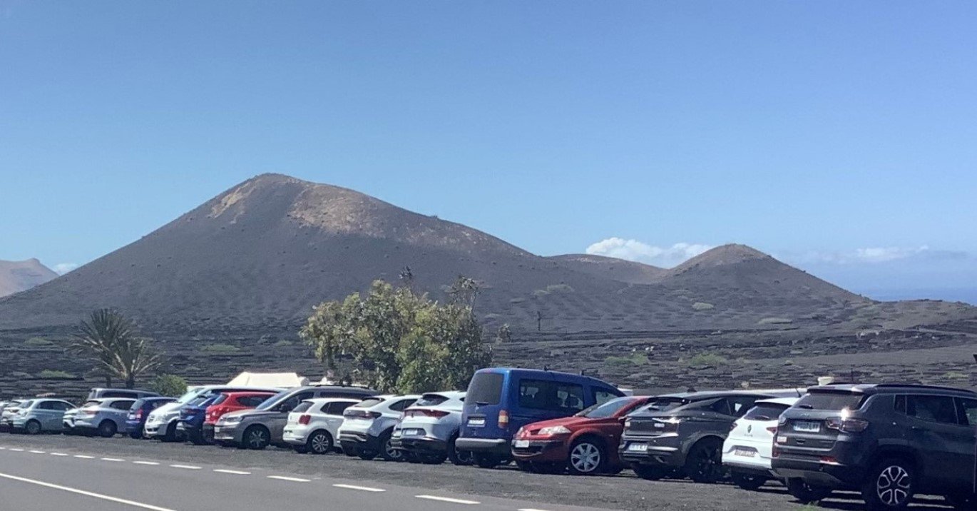 Coches aparcados en la zona de La Geria (Imagen de Ecologistas en Acción)