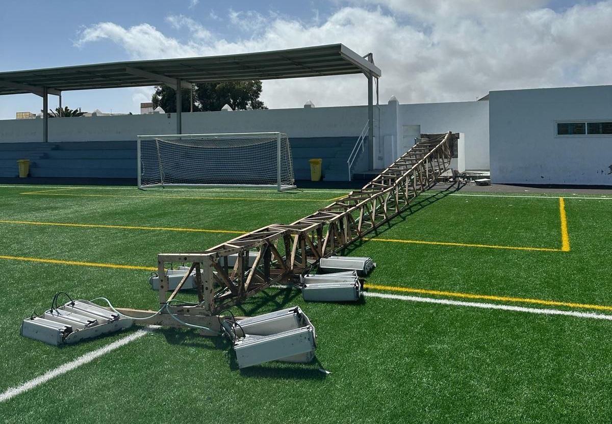 La borrasca Nuria tumba una torreta de iluminación de un campo municipal de Arrecife