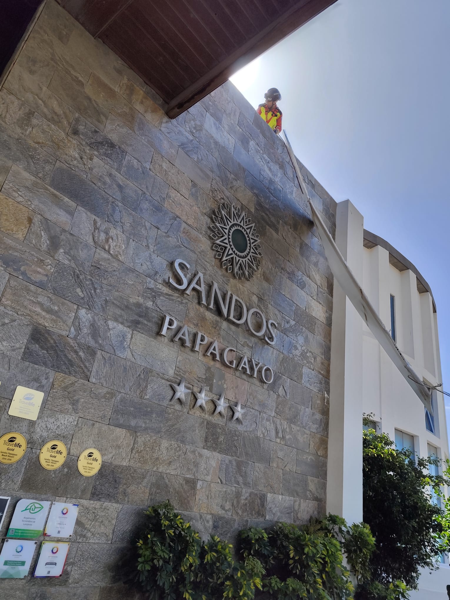 El Hotel Sandos Papagayo, donde actuaron los bomberos tras el viento.