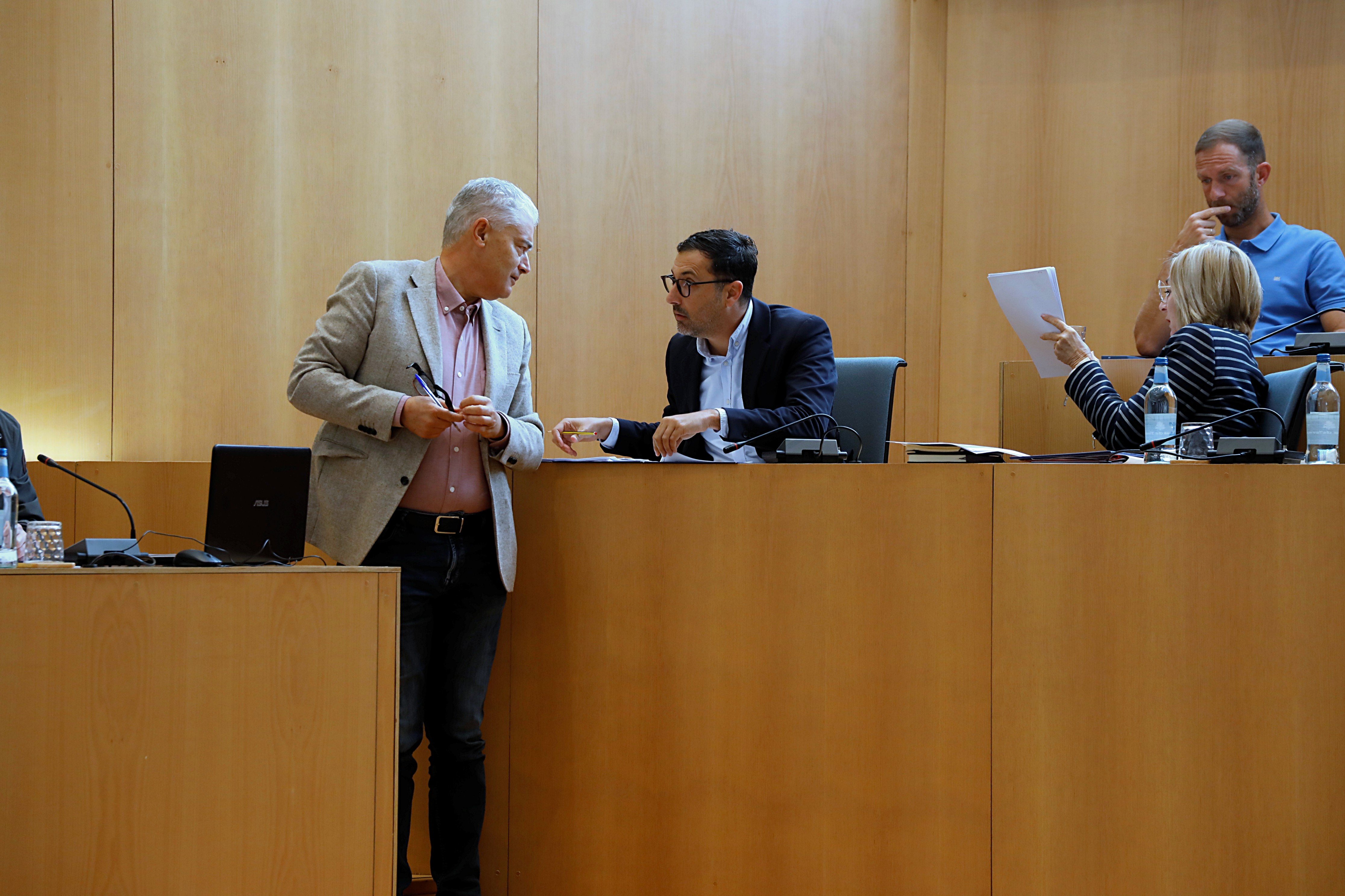 El alcalde de Tías, José Juan Cruz, y el concejal de Economía y Hacienda, Tomás Silvera.