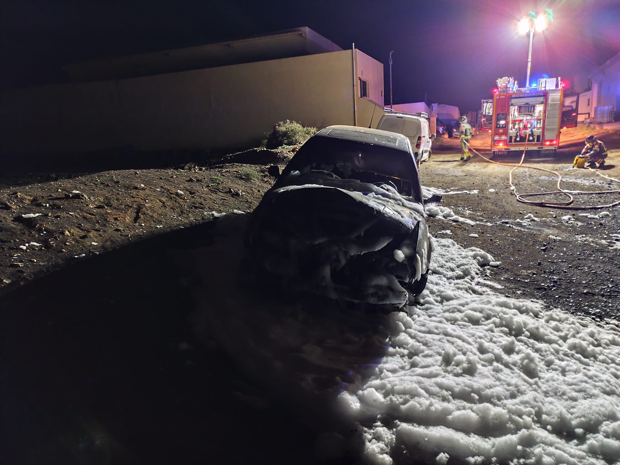Los bomberos apagan el incendio de un vehículo en Uga