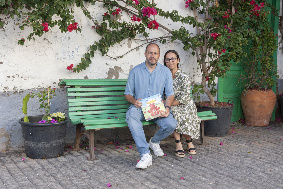 Paco Campos sostiene 'La ciudad de Pecosol' junto a su mujer Cristina. Foto: Juan Mateos