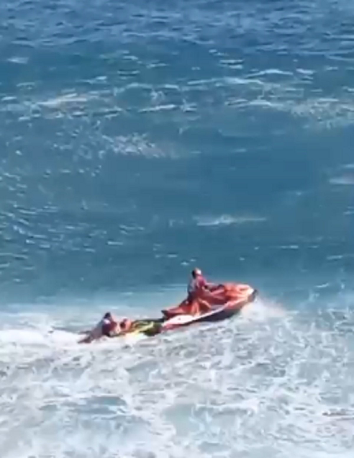 Dos bañistas en apuros en Papagayo