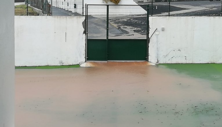 Entrada del colegio San Juan inundada por el paso de la lluvia. Entrada del colegio San Juan inundada por el paso de la lluvia.