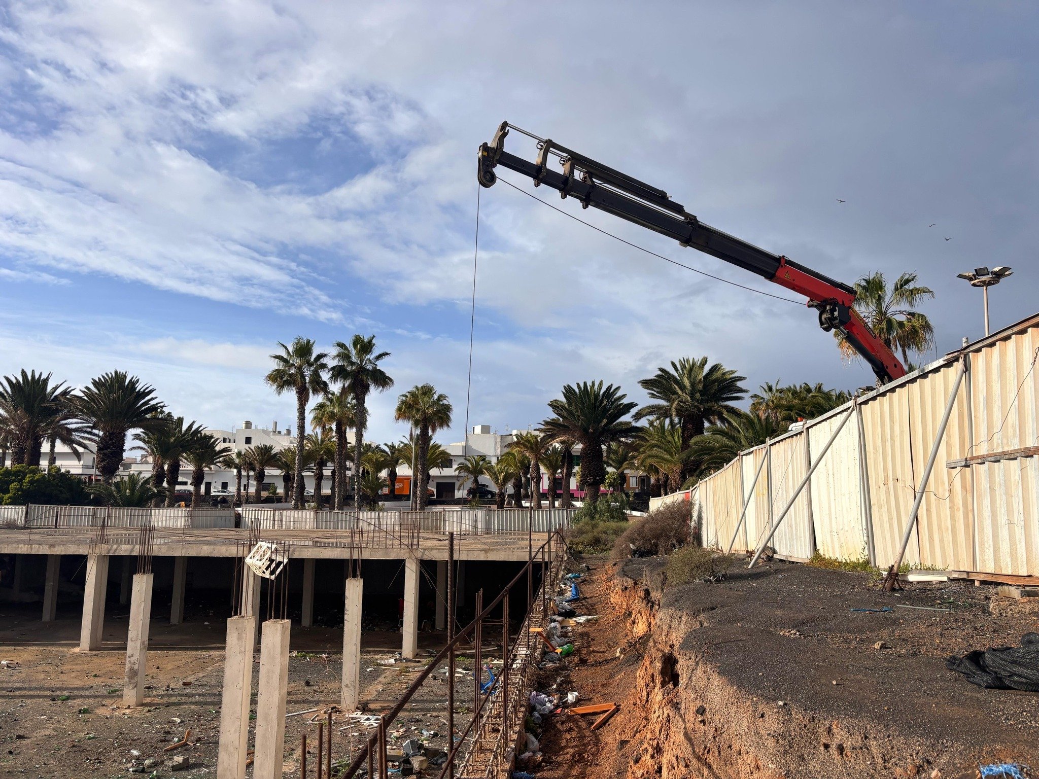 Imagen del interior de la obra inacabada. El Ayuntamiento está reforzando los cerramientos exteriores para impedir los accesos