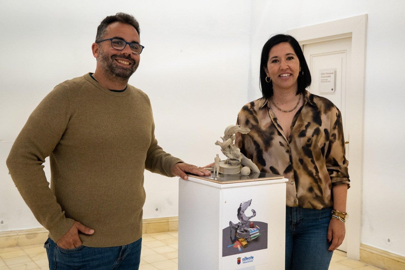 Echedey Eugenio y Abigail González con la escultura ganadora.