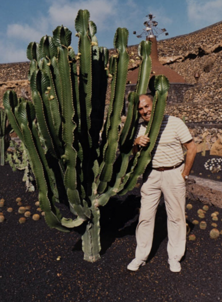 César Manrique en el Jardín de Cactus en 1990. Foto: La Voz de Lanzarote.