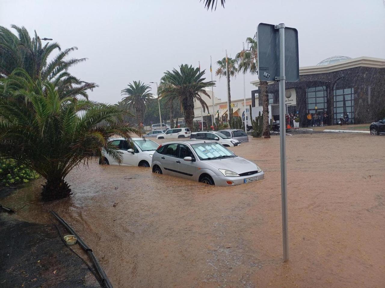 Coches atrapados en Costa Teguise