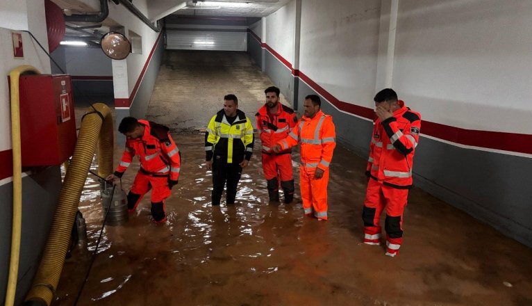 Argana Alta. El alcalde de Arrecife, anoche, junto a los bomberos achicando el agua en uno de los muchos garajes afectados por la tromba de agua de ayer