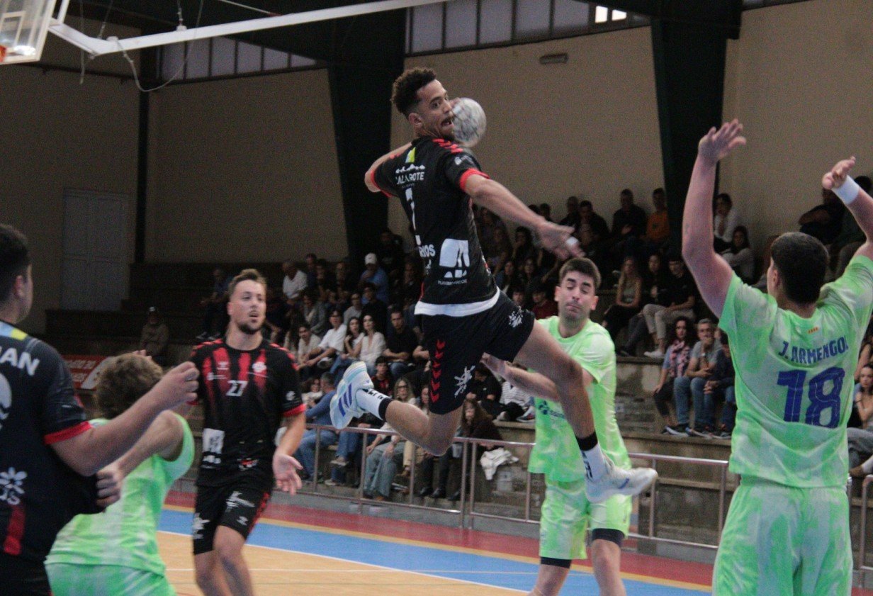 El Balonmano Lanzarote Ciudad de Arrecife encaja una abultada derrota