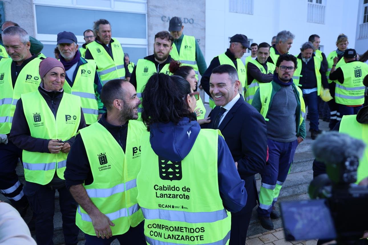 Lanzarote equips 150 workers of the "Caring for Lanzarote and La Graciosa" plan with new material