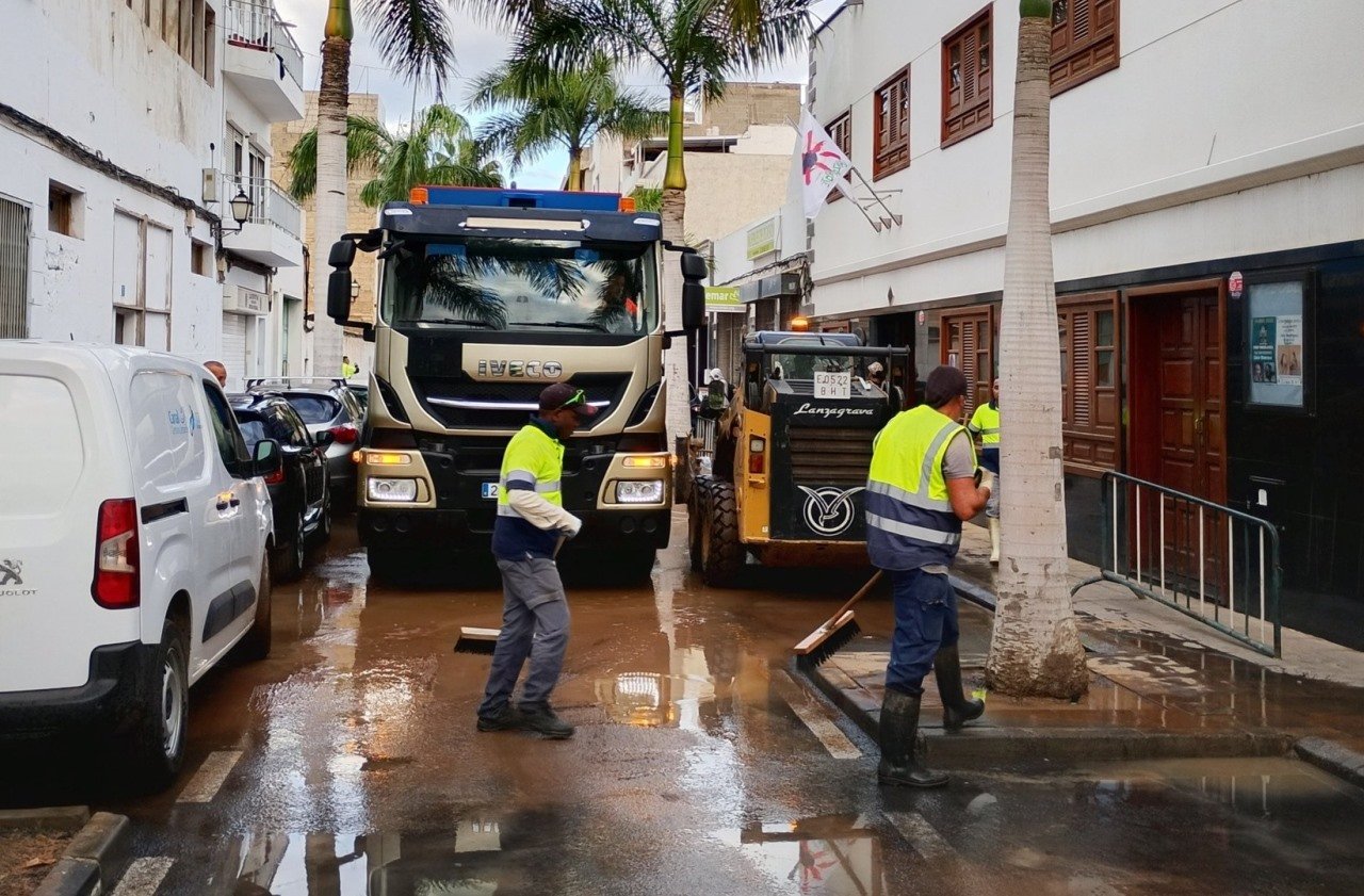 La Policía Local informa que los vehículos son trasladados al aparcamiento del Parque Temático para dejar libres las calles que permitan la retirada del barro