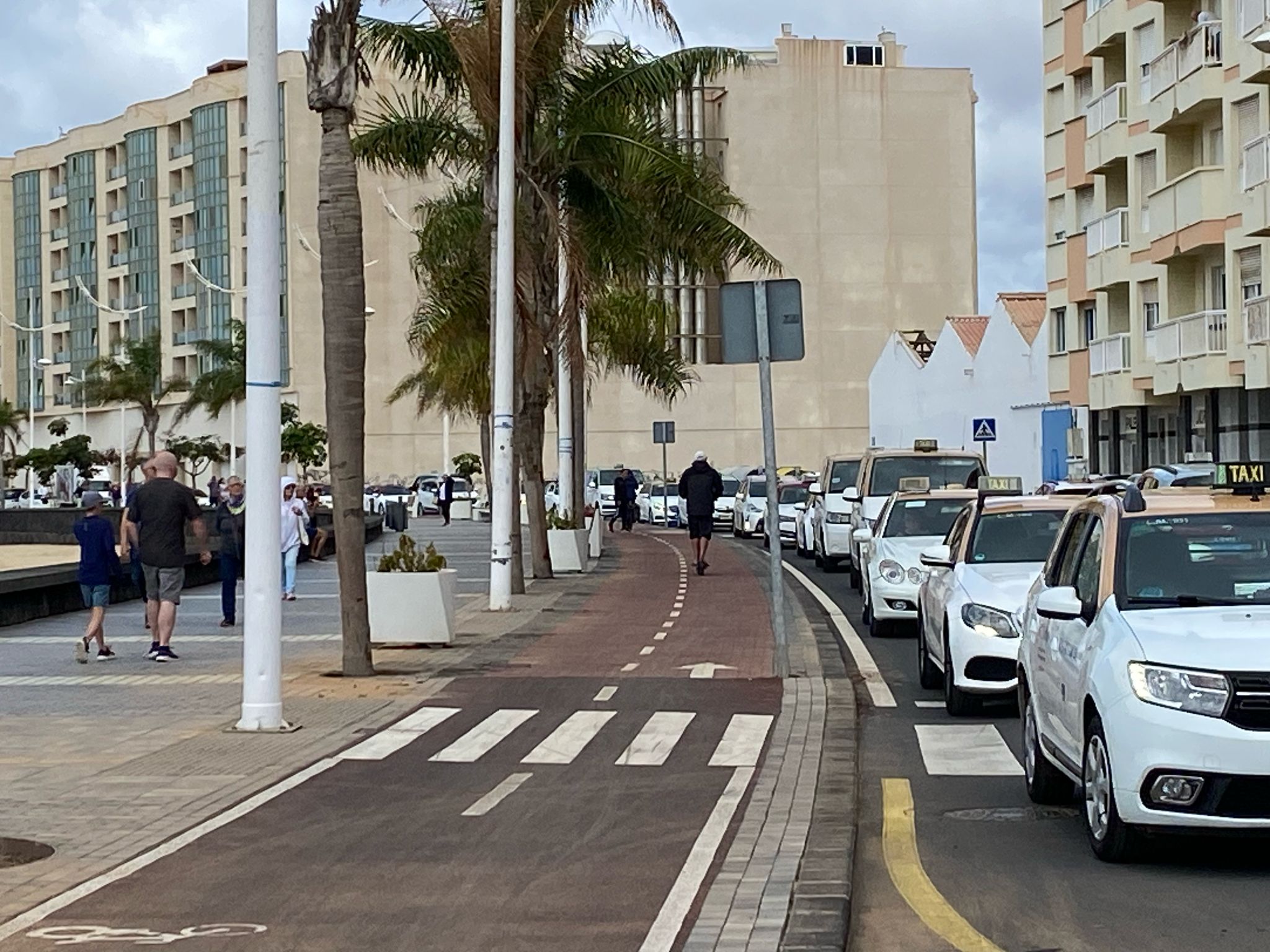 A taxi rank protests on Avenida Fred Olsen. Photo: La Voz de Lanzarote.