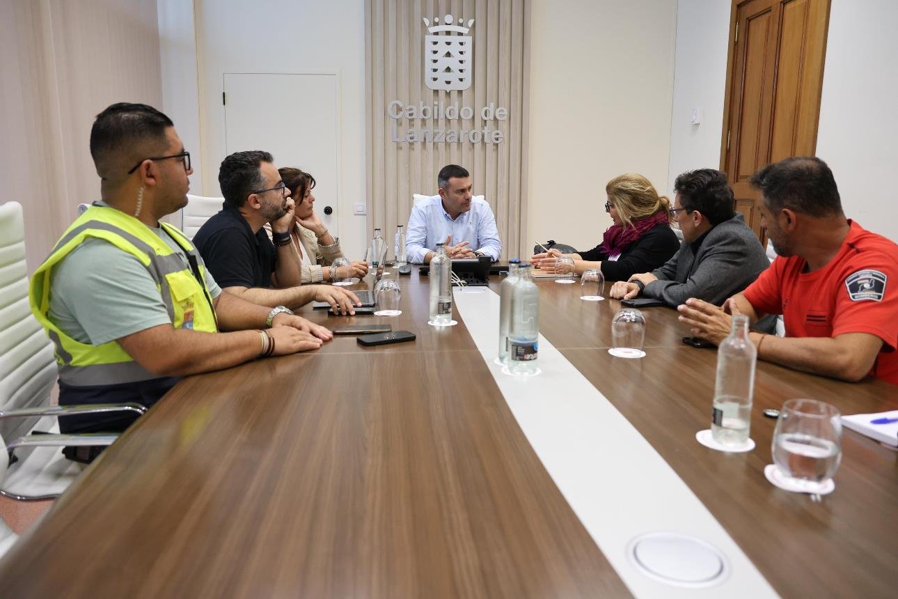 Reunión del presidente del Cabildo de Lanzarote con María José Leal 