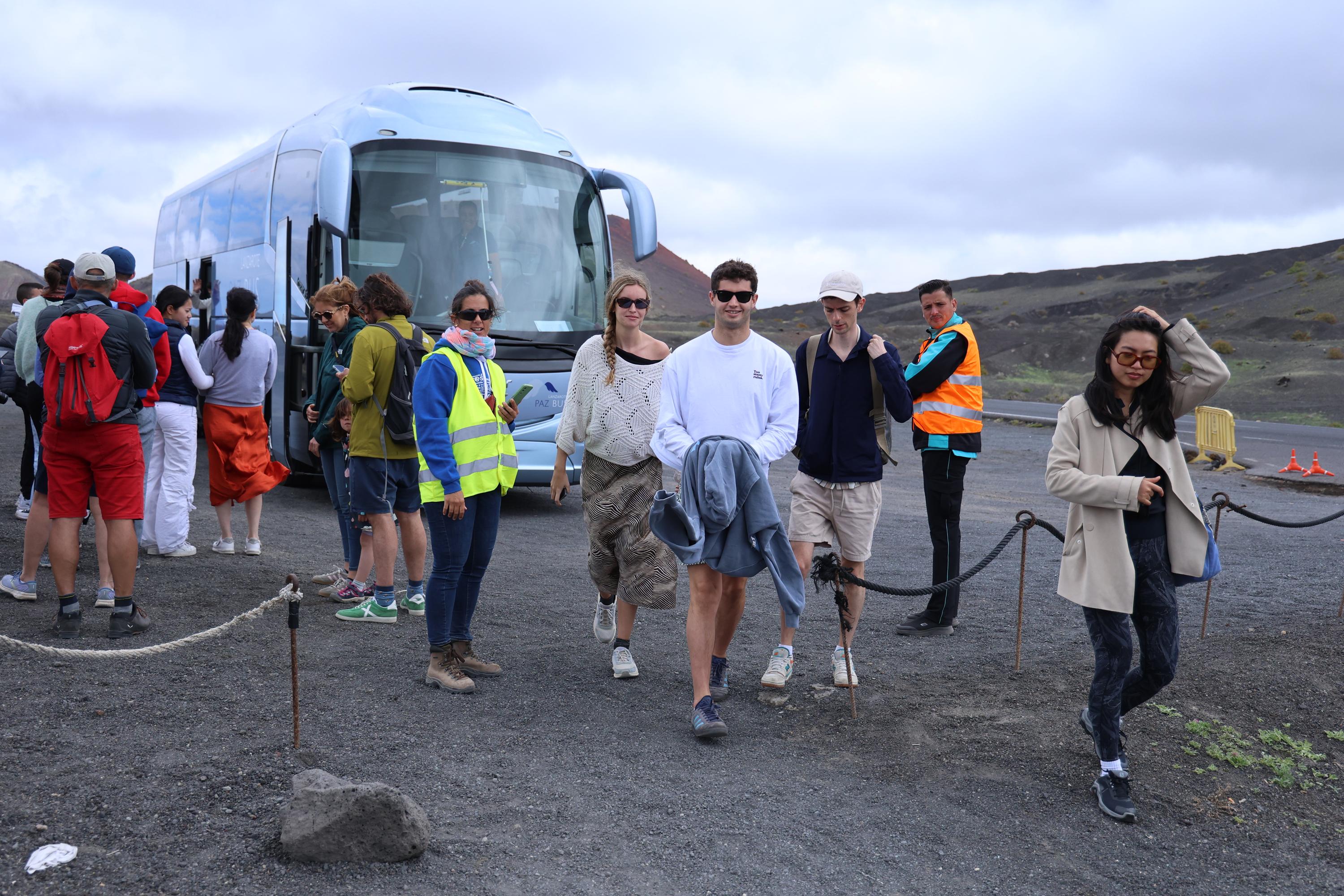 Shuttle bus service at Volcán del Cuervo. Photo: Cabildo.
