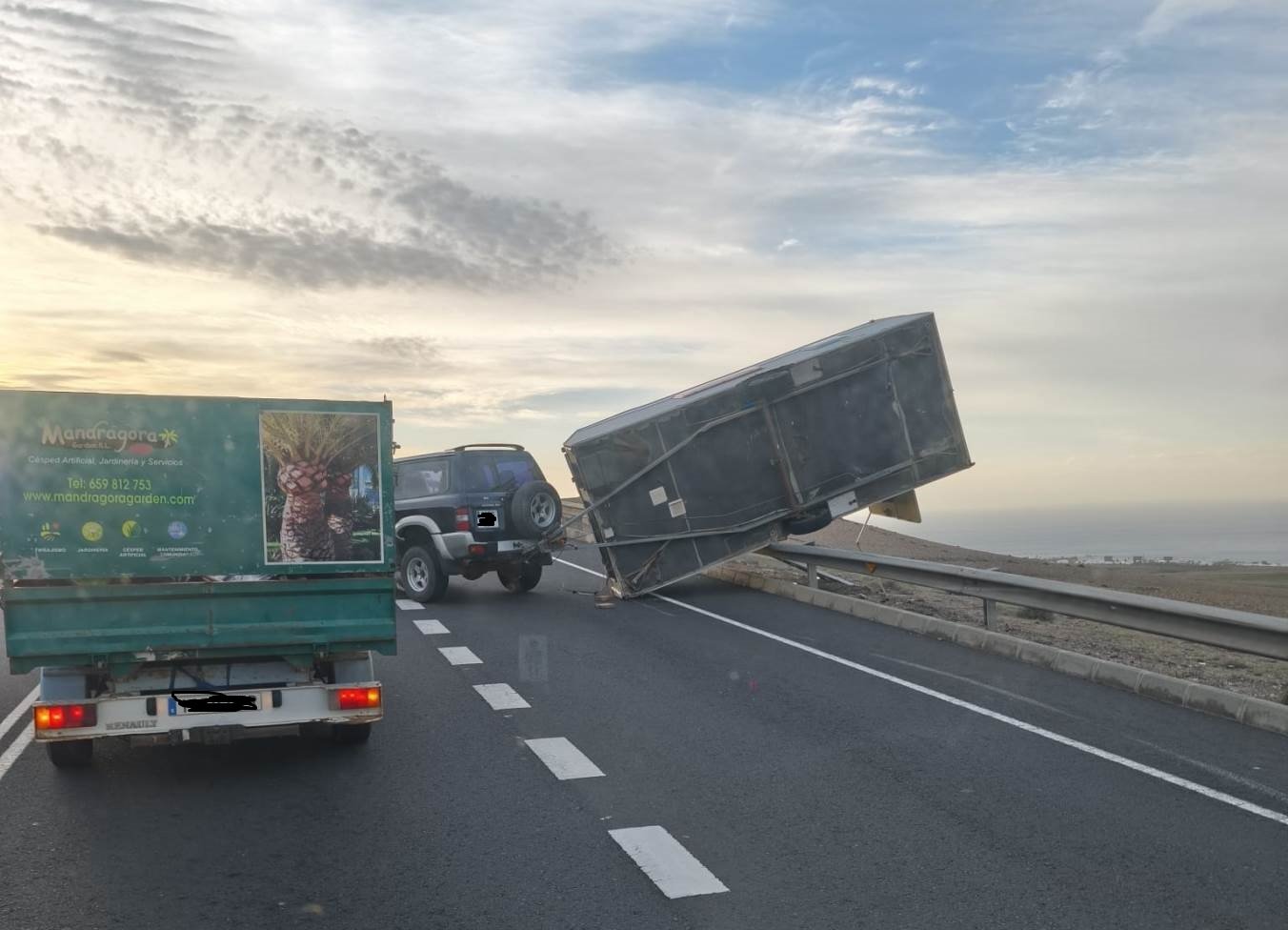 Una caravana se desprende de un todoterreno y acaba sobre la valla de protección en Lanzarote