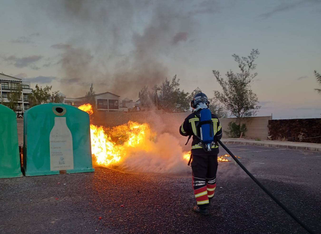 Incendio contenedores en Playa Blanca