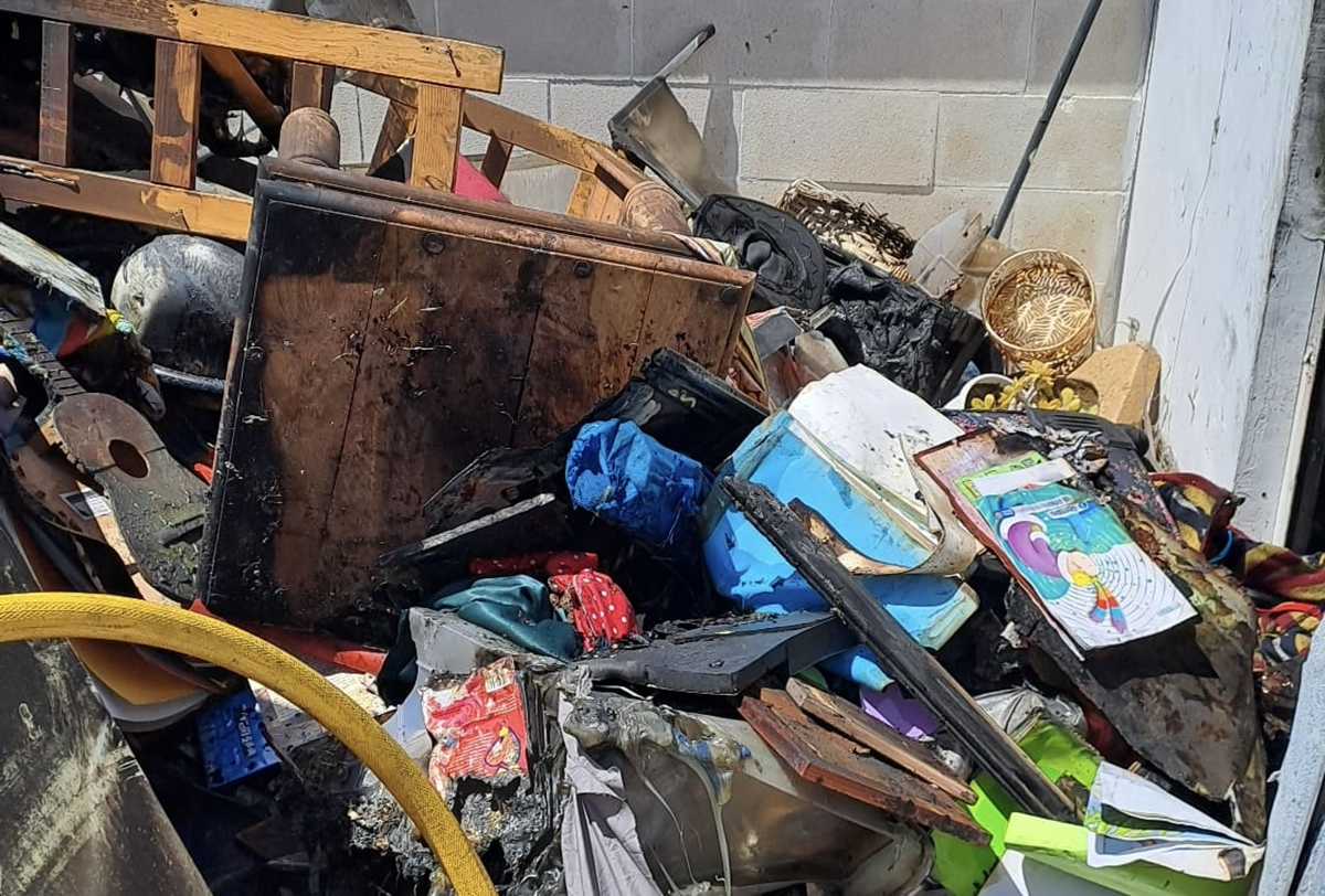 Enseres afectados en el incendio de la vivienda