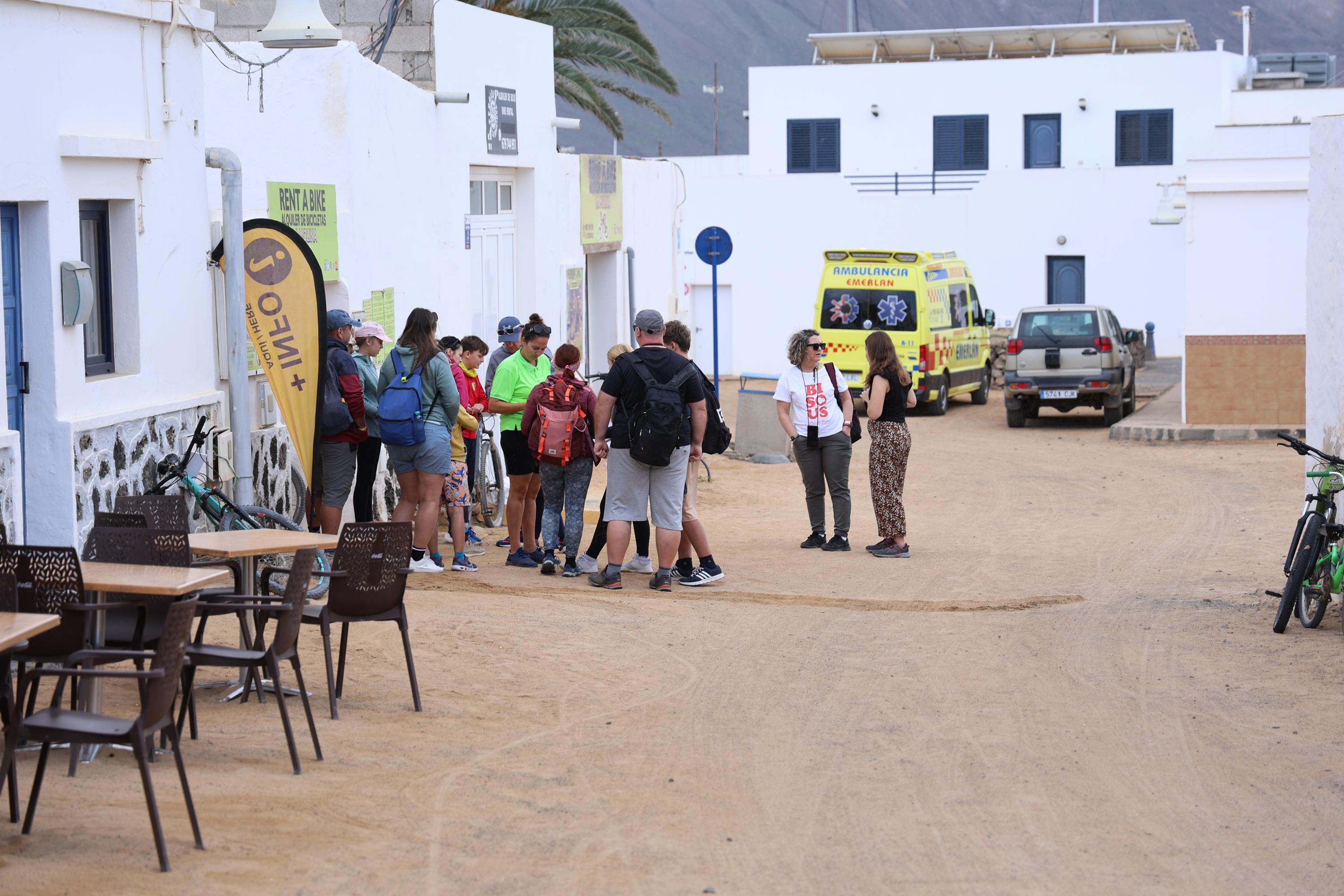 Turistas en La Graciosa en 2025. Aeropuerto.