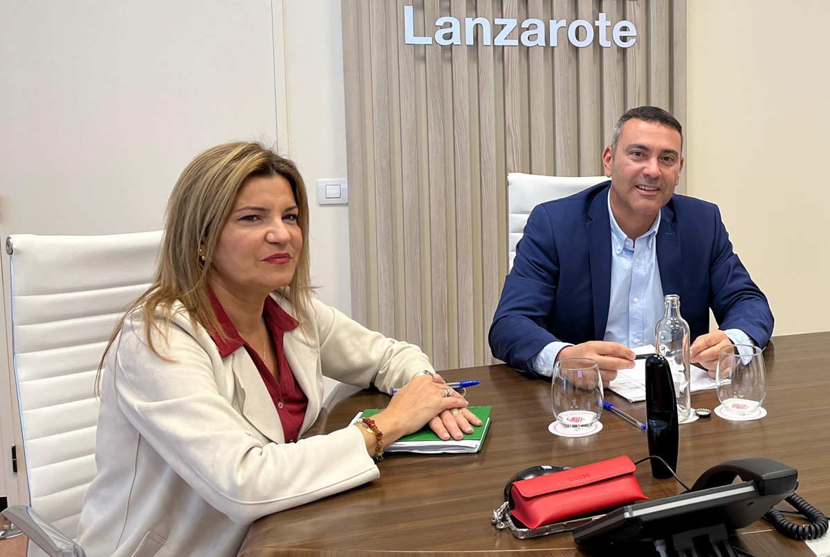 El presidente del Cabildo de Lanzarote, Oswaldo Betancort, junto a la vicepresidenta María Jesús Tovar