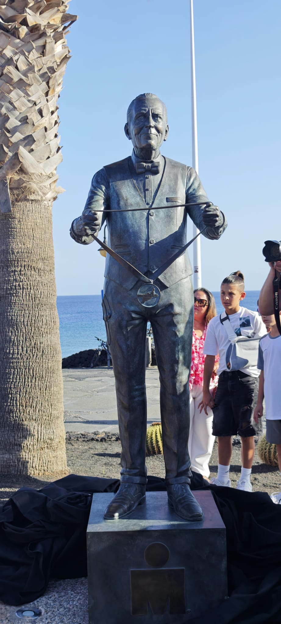 Escultura homenaje a Kenneth Gasque