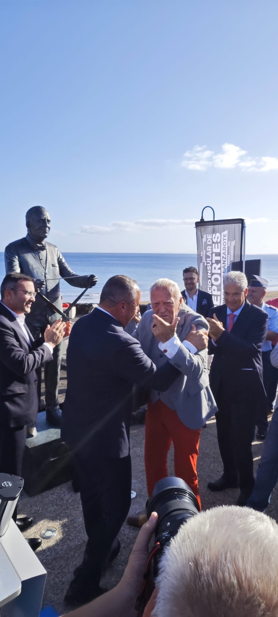 Escultura homenaje a Kenneth Gasque