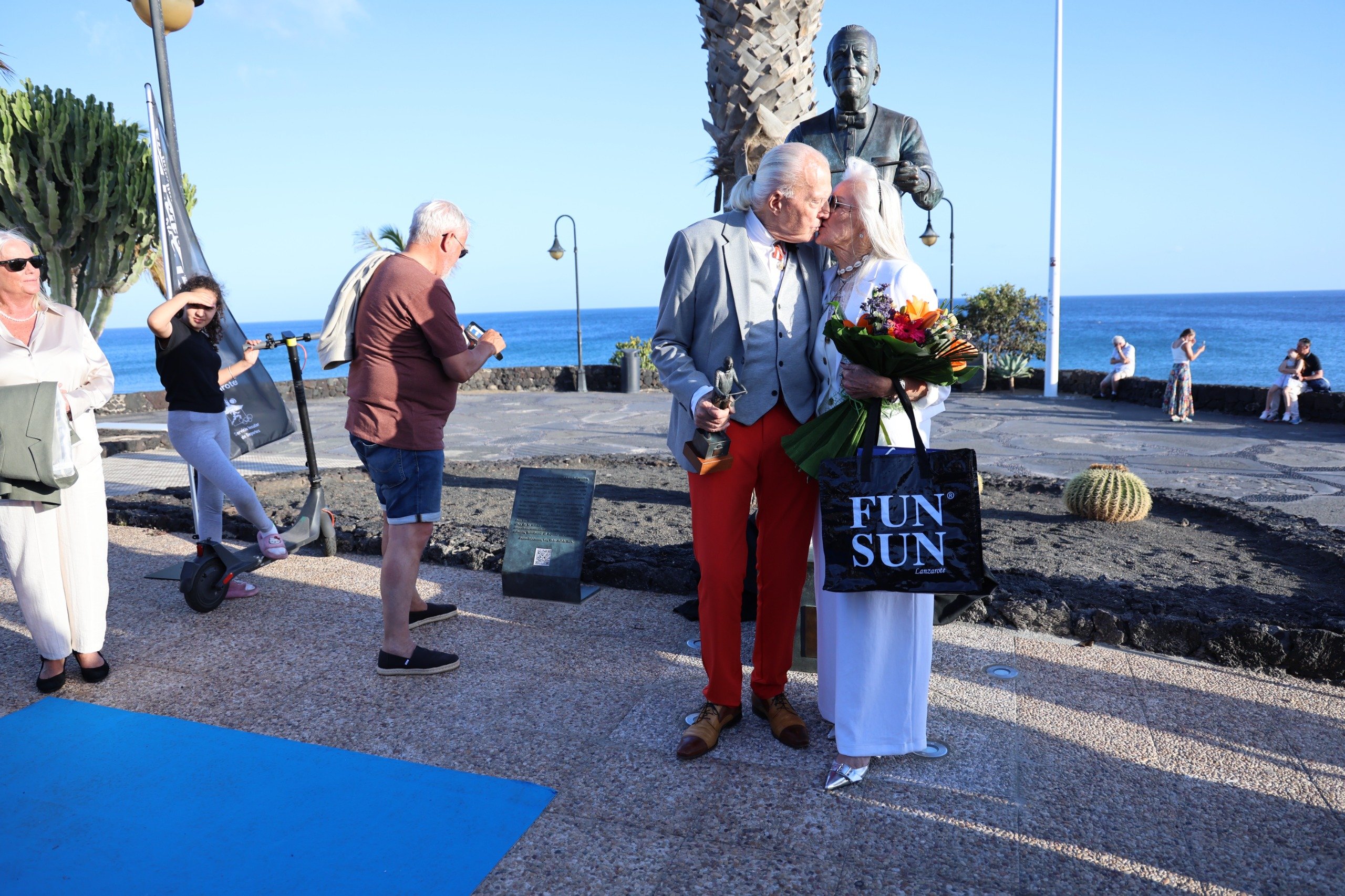 Escultura homenaje a Kenneth Gasque