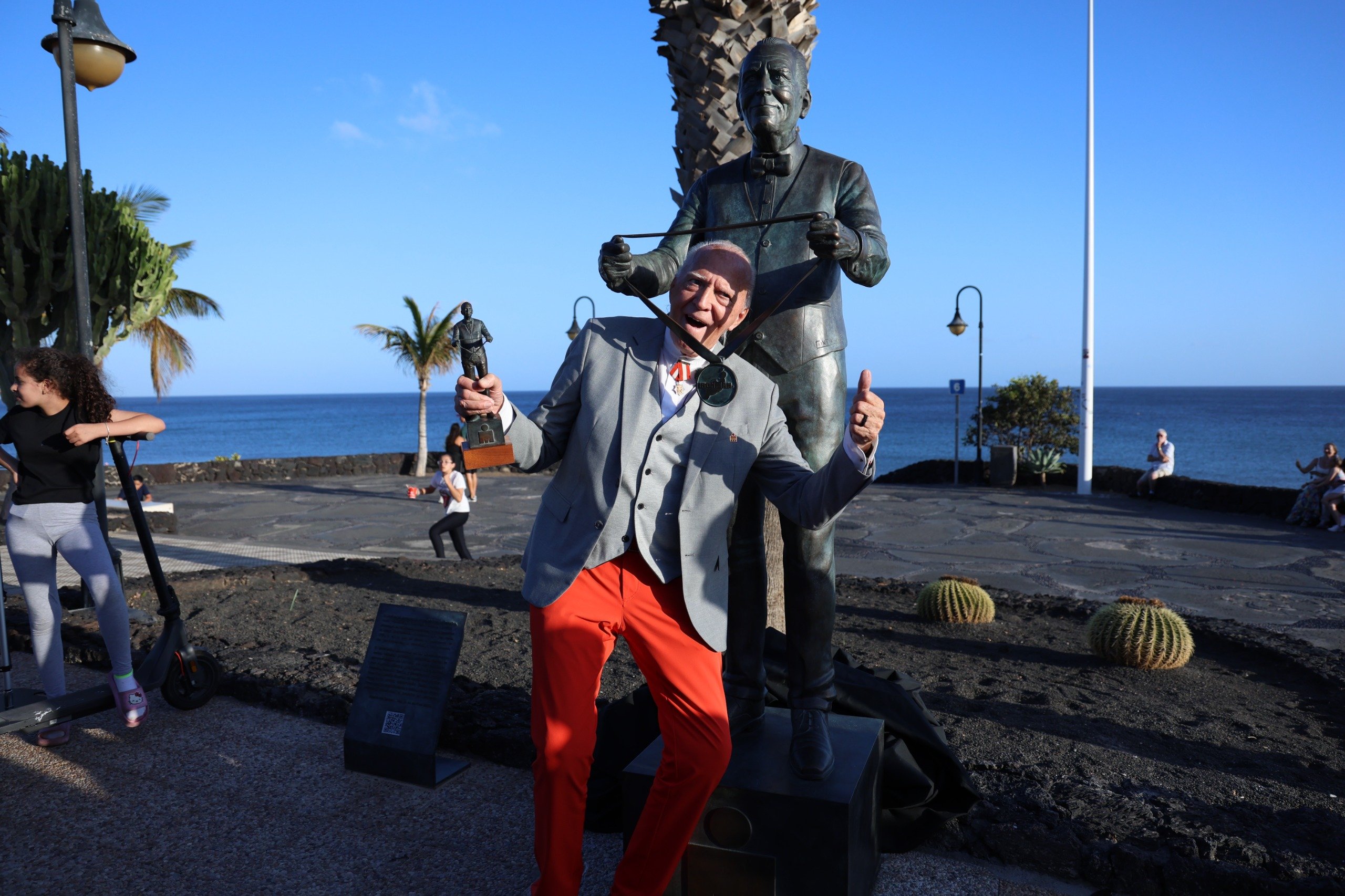 Escultura homenaje a Kenneth Gasque