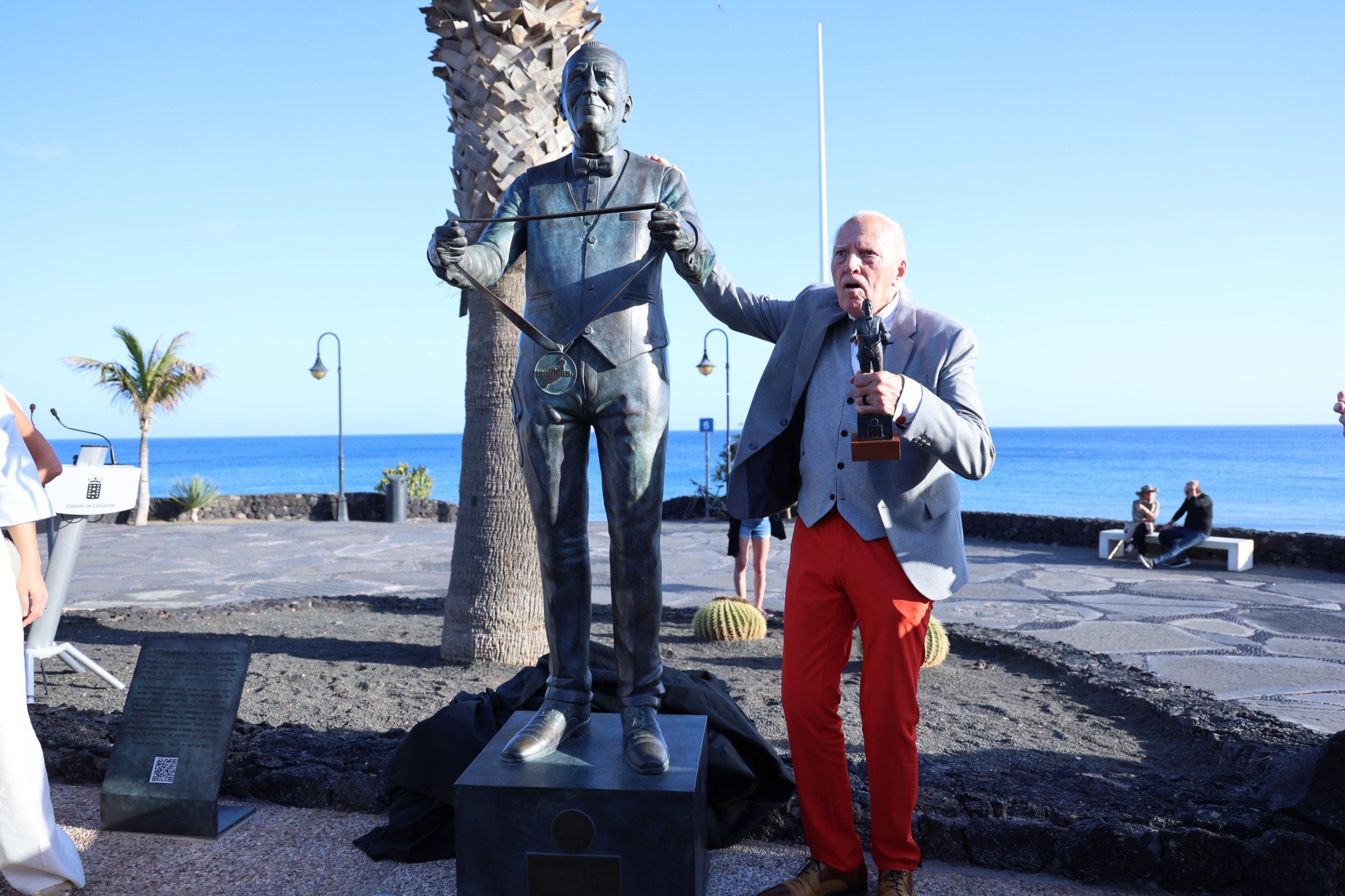 Kenneth Gasque, en la inauguración de su escultura