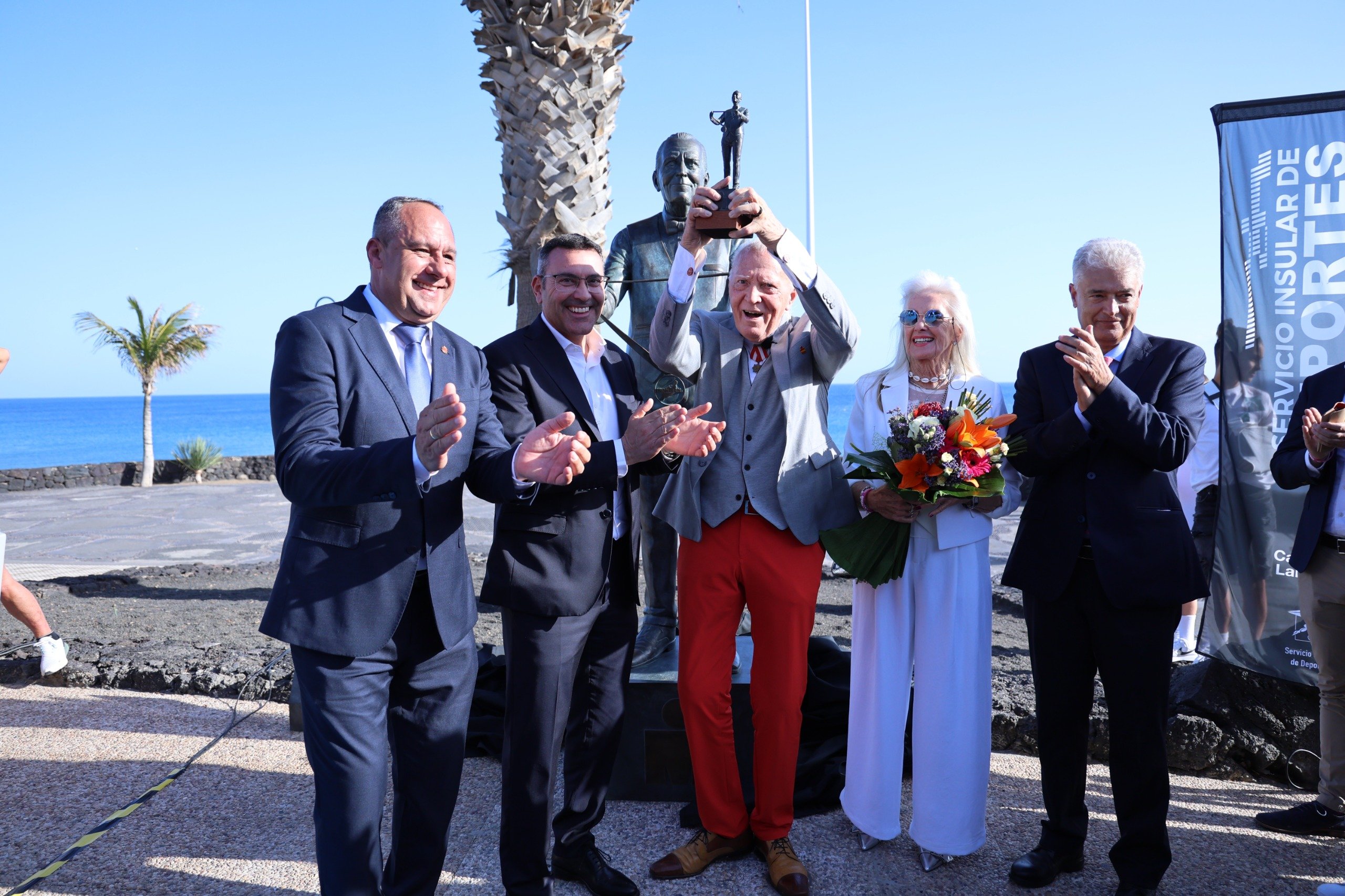 Escultura homenaje a Kenneth Gasque