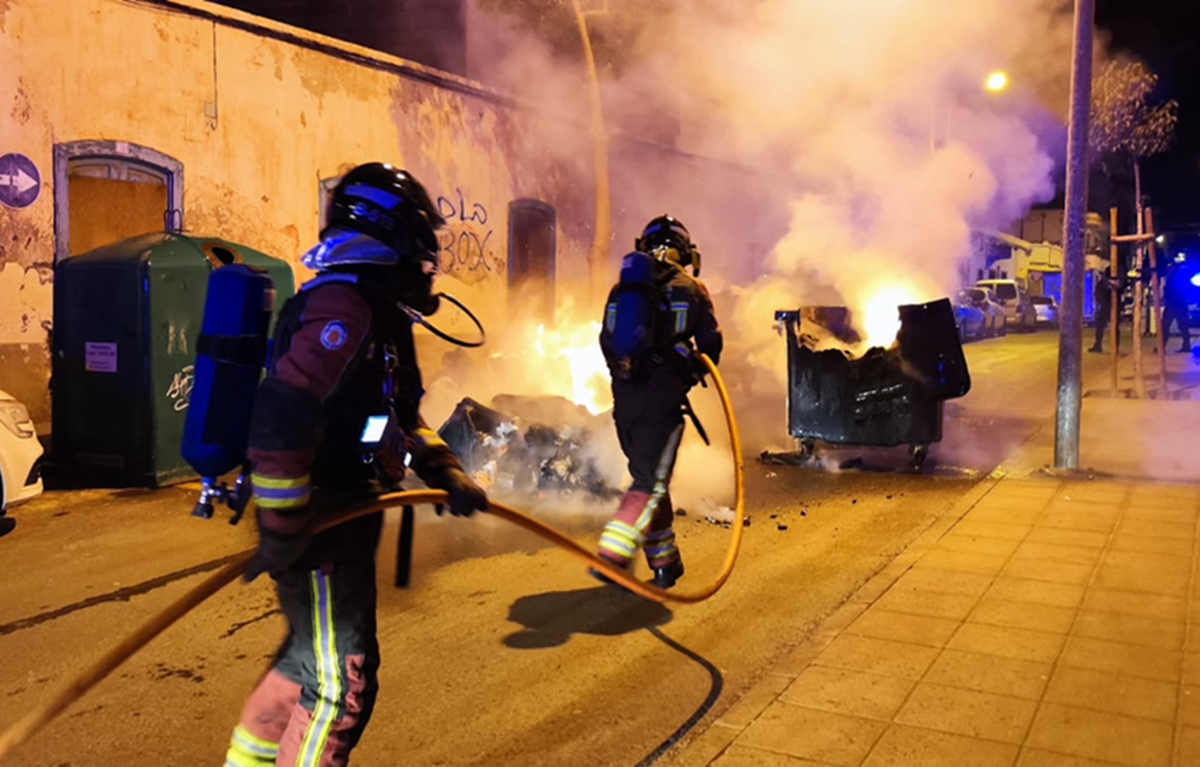 Los bomberos en las labores de extinción del incendio de Arrecife