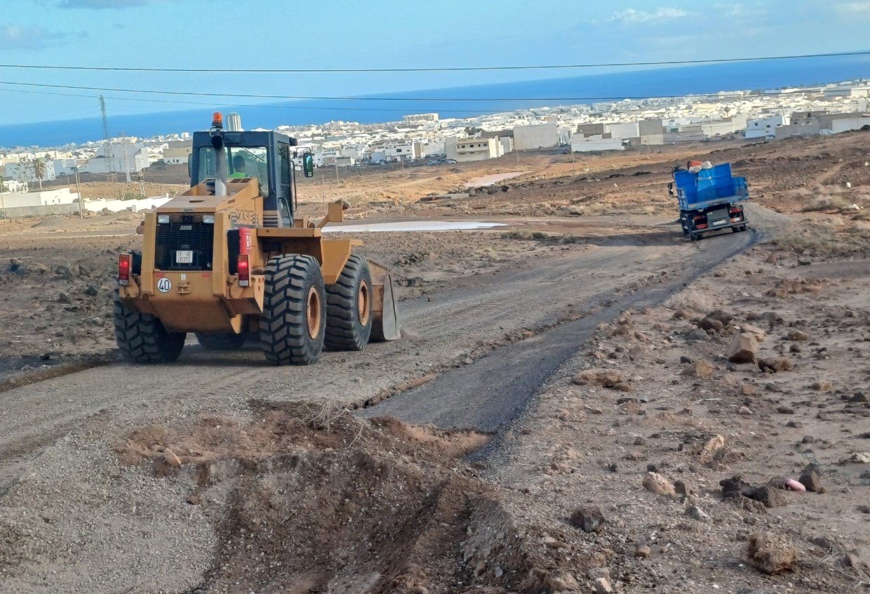 La Concejalía de Obras Públicas del Ayuntamiento de Arrecife sigue acondicionando los caminos afectados por las lluvias  en El Diseminado de Argana