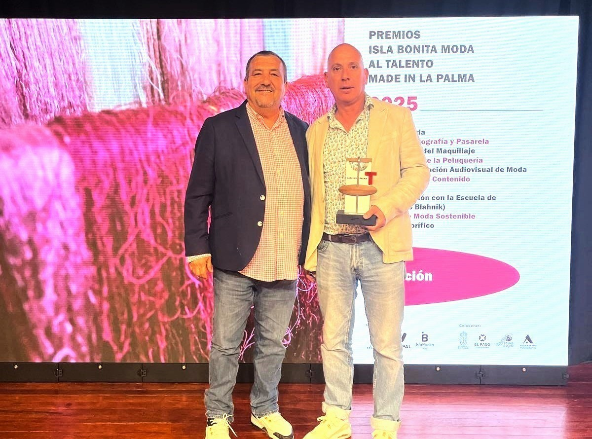 El diseñador Ángel Cabrera en la derecha de la imagen